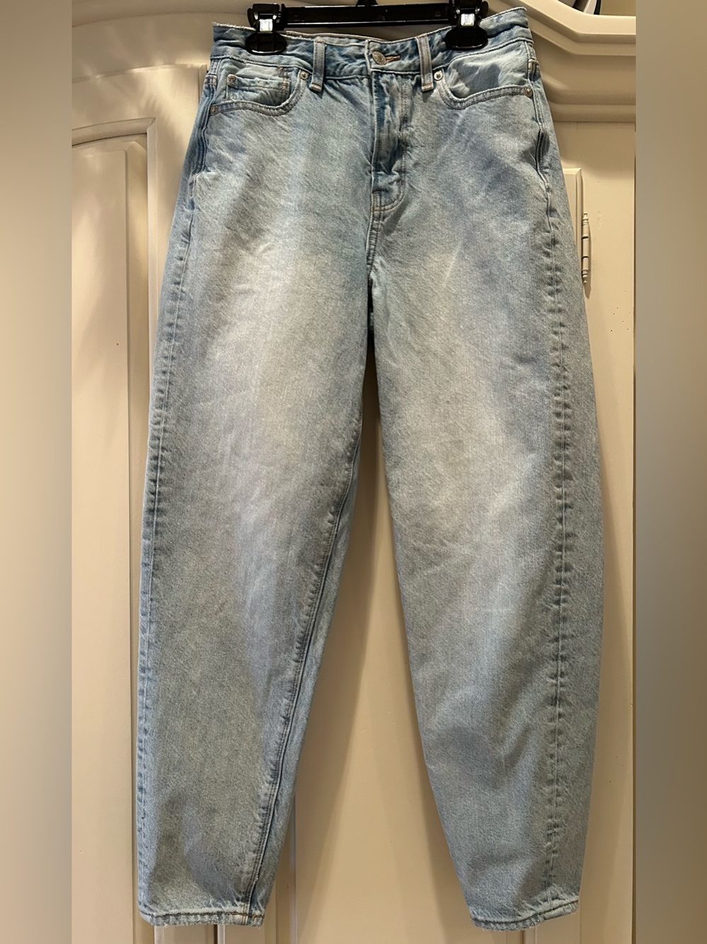 American Eagle Outfitters Light Blue Relaxed Mom Jeans. Size 00 regular.